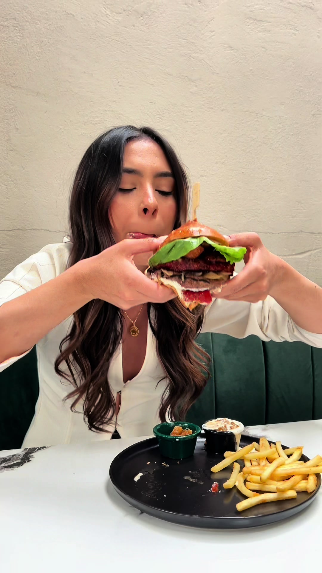 Comensal disfrutando una hamburguesa de KRUDO